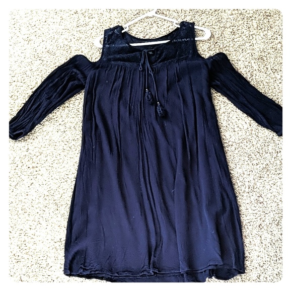 joei & i Dresses & Skirts - Joei & I cold shoulder dress